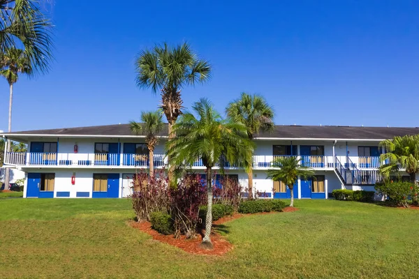 Орландо, штат Флорида - 8 травня 2018: басейн в Rodeway Inn Maingate курорту або готель в Орландо, штат Флорида, США — стокове фото