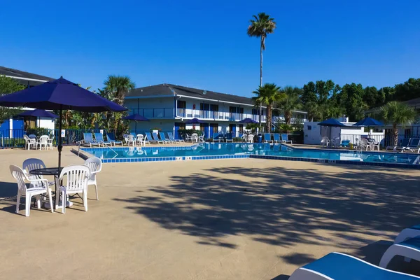 Orlando, Florida - 8 Mayıs 2018: yüzme havuzunda Rodeway Inn Maingate tatil veya otel Orlando, Florida, ABD