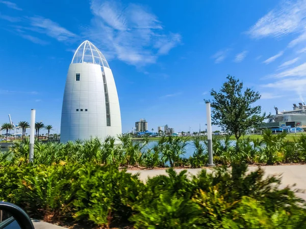 Cape Canaveral, USA - 29. April 2018: Explorationsturm im Hafen von Canaveral mit lustigen Exponaten und einer Aussichtsplattform mit Blick auf den Hafen. — Stockfoto