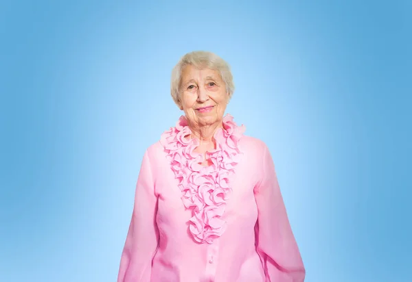 Улыбающаяся Счастливая Зрелая Женщина Розовой Блузке Синем Фоне — стоковое фото