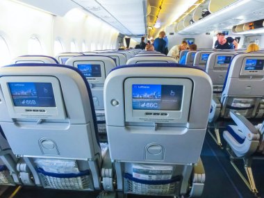 Frankfurt, Almanya - 28 Nisan 2018: onların yerleri ve iç Airbus A380-800, Frankfurt, Almanya, uçuş üzerinde 28 Nisan 2018 önce arayan insanlar.