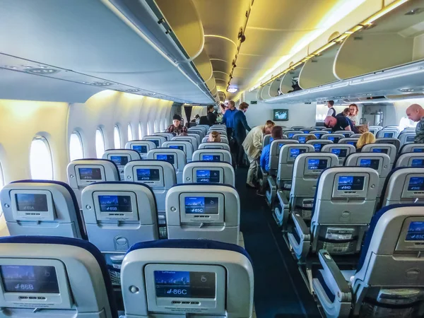 Frankfurt, Alemania - 28 de abril de 2018: Interior del Airbus 380-800 antes del vuelo . — Foto de Stock