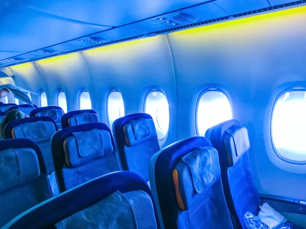Wnętrze Samolotu Pasażerskiego Siedzeniami Ekranami — Zdjęcie stockowe