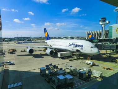 Frankfurt, Almanya - 28 Nisan 2018: Uçak Lufthansa Airbus A380 nakledilmeye hazır line.