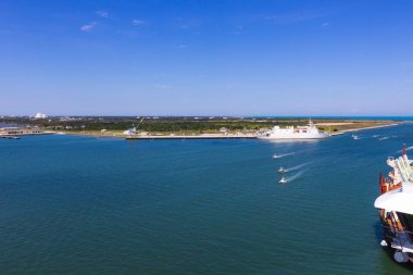 Cape Canaveral, Amerika Birleşik Devletleri. Port Canaveral gemisi, arial görünümünü demirledi Port Canaveral, Brevard County, Florida