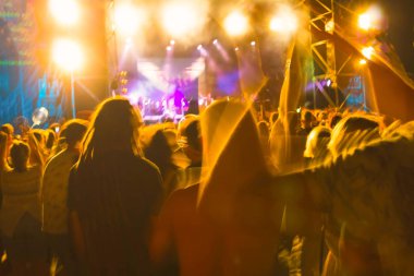 Parti, konser kavramı. Ellerini yükselterek ve büyük rock festivali zevk kalabalık. bokeh için arka plan bulanıklık.