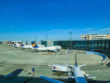 Frankfurt, Almanya - 28 Nisan 2018: Uçak Lufthansa Airbus A380 nakledilmeye hazır hattı. A380 Lufthansas uçak filosu amiral gemisi.