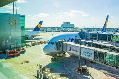 Frankfurt, Almanya - 28 Nisan 2018: Uçak Lufthansa Airbus A380 nakledilmeye hazır hattı. A380 Lufthansas uçak filosu amiral gemisi.