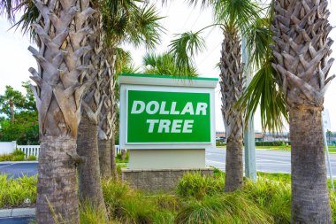 Kakao beach, Amerika Birleşik Devletleri - 29 Nisan 2018: doları ağaç wellcome imzalamak veya shop veya logosu Cocoa Beach, ABD üzerinde 29 Nisan 2018 depolamak