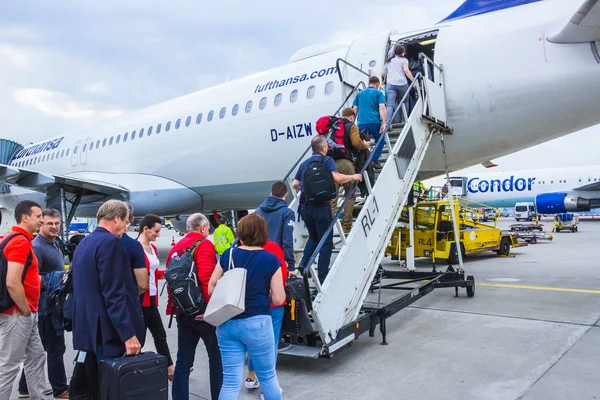 Frankfurt Alemania Abril 2018 Las Personas Que Abordan Avión Aerolínea — Foto de Stock