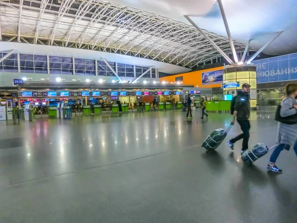 Boryspil, Oekraïne - April 28, 2018: vertrekhal in internationale luchthaven van Boryspil. Aankomst-vertrek tijdschema boards en luchthaven gebouw modern interieur. — Stockfoto