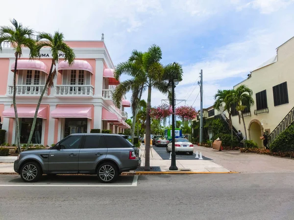 Nápoles, Estados Unidos - 8 de mayo de 2018: Exterior de un moderno edificio de dos pisos en Nápoles, Florida — Foto de Stock