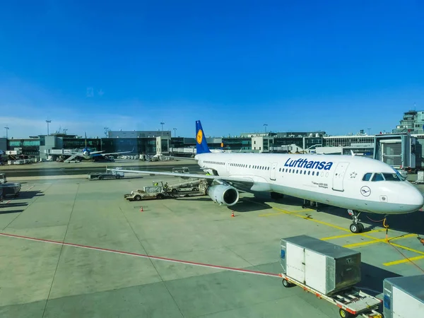 Frankfurt, Duitsland - 28 April 2018: Vliegtuigen lijn Lufthansa Airbus A380 klaar voor vertrek. — Stockfoto