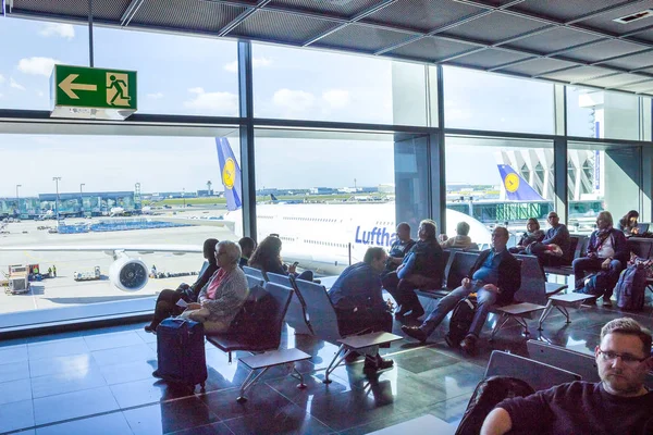 Frankfurt, Germany - April 28, 2018: passengers sitting and waiting for departure inside of Frankfurt Pearson Airport at Frankfurt, Germany on April 28, 2018 — Stock Photo, Image