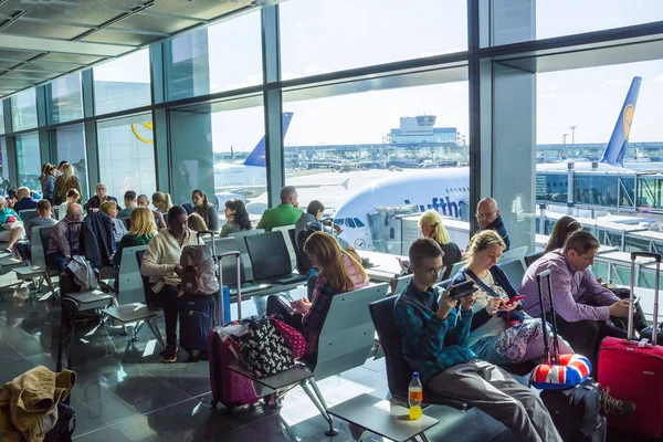 Frankfurt, Alemanha - 28 de abril de 2018: passageiros sentados e esperando a partida dentro do Aeroporto de Frankfurt Pearson, em Frankfurt, Alemanha, em 28 de abril de 2018 — Fotografia de Stock