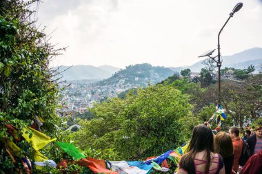 Katmandu, Nepal - Nisan 8,2018: Swayambhunath tapınak kompleksi, Nepal de insanlar. Himalaya Dağları arka planda.