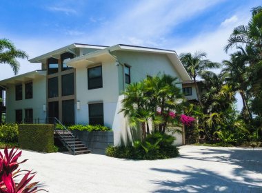 Naples, Amerika Birleşik Devletleri - 8 Mayıs 2018: Naples, Florida ABD Tarih 8 Mayıs 2018 plajda güzel bir ev