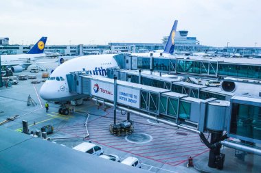 Frankfurt, Almanya - 28 Nisan 2018: Uçak Lufthansa Airbus A380 nakledilmeye hazır line.