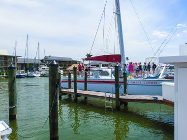 Naples, Amerika Birleşik Devletleri - 8 Mayıs 2018: Tekne marina ve Naples, Florida, ABD waterfront adlı Yatlar