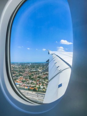Güneşli bir günde uçak penceresinden Miami Beach silueti