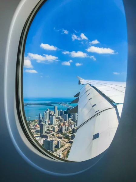 비행기 뱃머리에서 날아오는 마이애미 스카이라인 — 스톡 사진