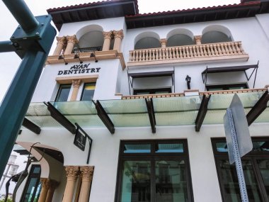 Naples, Amerika Birleşik Devletleri - 8 Mayıs 2018: Dış Naples, Florida bina bir iki katlı modern Resort