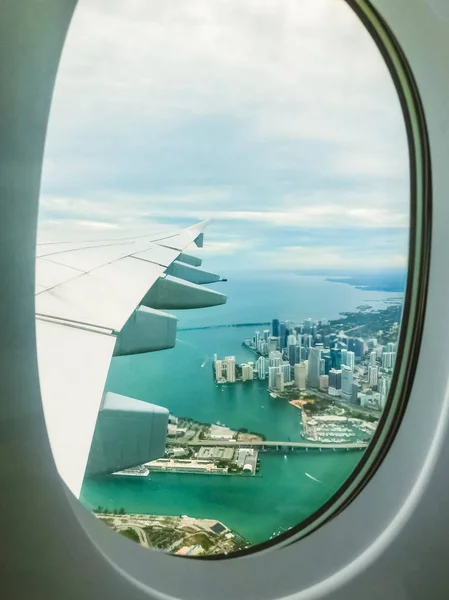 日飛行機舷窓からマイアミビーチ スカイライン — ストック写真