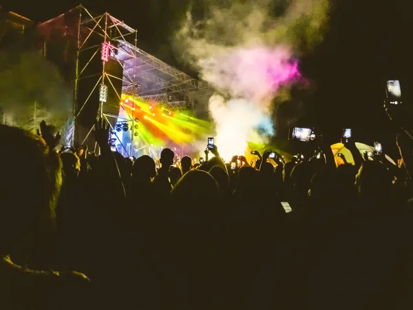 Вечеринка Концерт Толпа Поднимает Руки Наслаждается Великим Рок Фестивалем Blur — стоковое фото