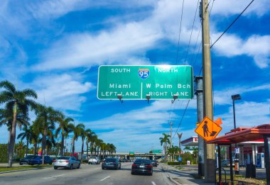 Miami, Amerika Birleşik Devletleri - 29 Nisan 2018: Interstate 95 işareti Güney yön oklu