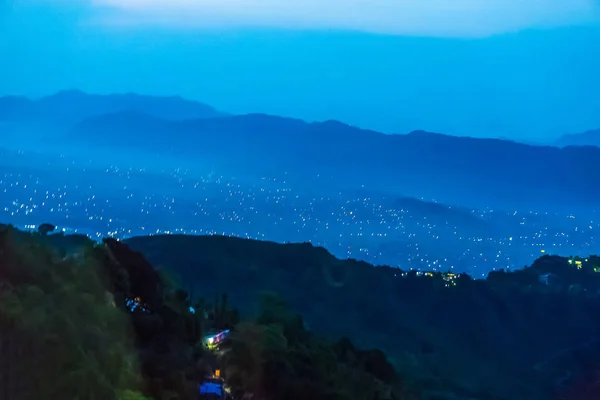 比格纳斯湖, 尼泊尔与布尔纳喜马拉雅的背景可见 — 图库照片