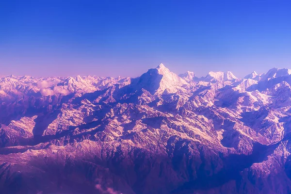 Montagnes Himalaya au Népal, vue sur le petit village de Braga sur le circuit de l'Annapurna — Photo