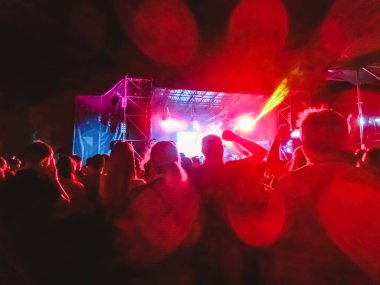 Ellerini yükselterek ve büyük festival parti ya da konser zevk kalabalık.