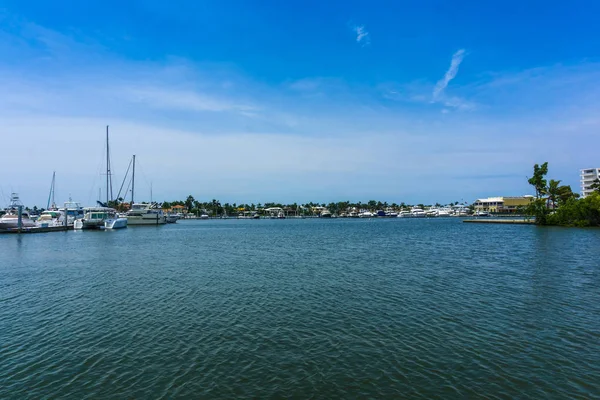 Småbåtshamn och vattnet i Naples, Florida — Stockfoto