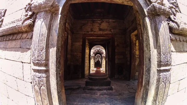 Patan, Nepal - 13 Nisan 2018: Patan, Katmandu Vadisi'ndeki antik kent Street insanlar. — Stok fotoğraf