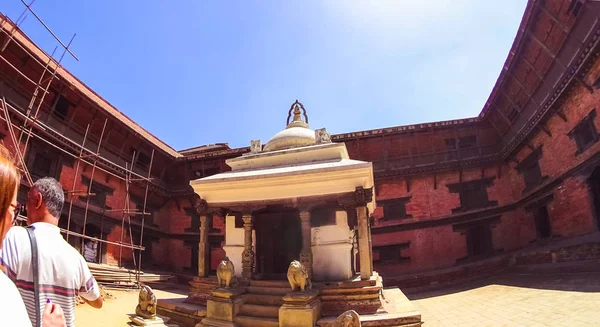 PATAN, NEPAL - 13 de abril de 2018: Pessoas indo para a rua em Patan, antiga cidade no Vale de Kathmandu . — Fotografia de Stock