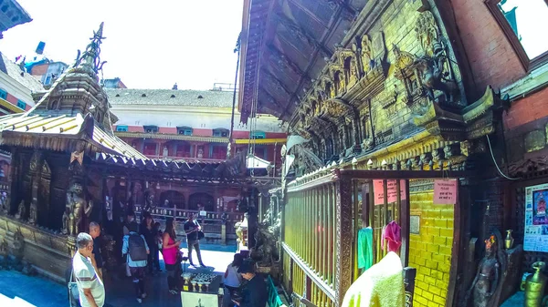 PATAN, NEPAL - 13 de abril de 2018: La gente va a la calle en Patan, ciudad antigua en el valle de Katmandú . —  Fotos de Stock