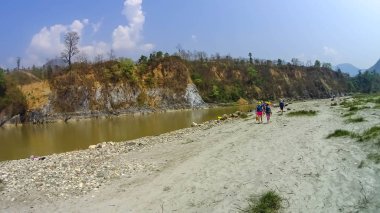 Erkekler üzerindeki Nepal'deki Bhote Koshi rafting.