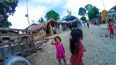 Chitwan, Nepal - 09 Nisan 2018: Nepal tipik Köyü'nde insanlar.