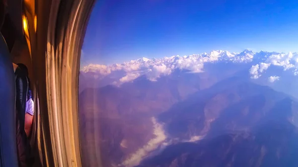 Nepal e Himalaya vista paesaggio da aeroplano. Turismo e viaggi in Nepal — Foto Stock