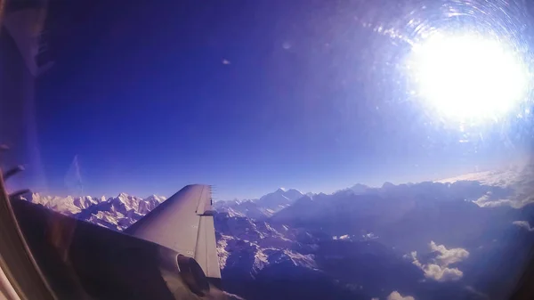 Nepal y Himalaya vista del paisaje desde el avión. Turismo y viajes a Nepal —  Fotos de Stock