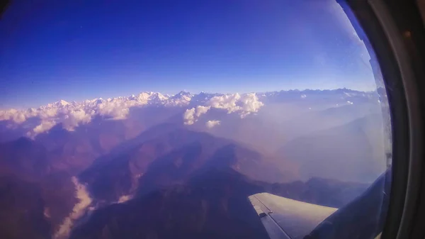 Nepal y Himalaya vista del paisaje desde el avión. Turismo y viajes a Nepal —  Fotos de Stock