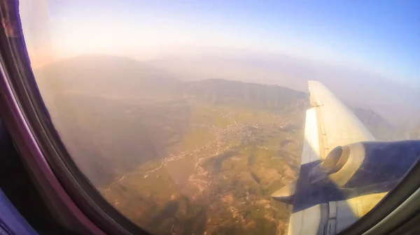 Nepal y Himalaya vista del paisaje desde el avión. Turismo y viajes a Nepal —  Fotos de Stock