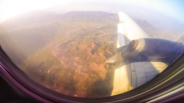 Nepal y Himalaya vista del paisaje desde el avión. Turismo y viajes a Nepal —  Fotos de Stock