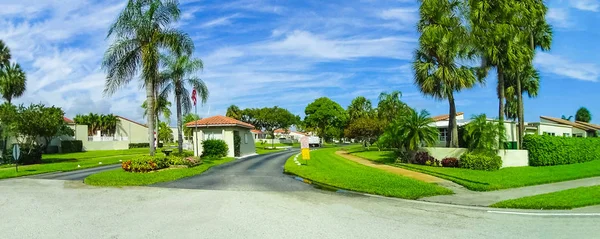 Maison typique de Floride à la campagne avec palmiers, plantes tropicales et fleurs — Photo