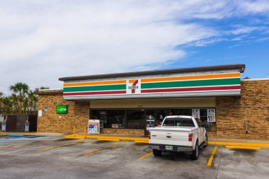 Kakao beach, Amerika Birleşik Devletleri - Nisan 29, 2018:7 Eleven tabela ve cephe Cocoa Beach, Amerika Birleşik Devletleri - 29 Nisan 2018.