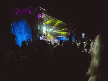 Ellerini yükselterek ve büyük festival parti ya da konser zevk kalabalık.