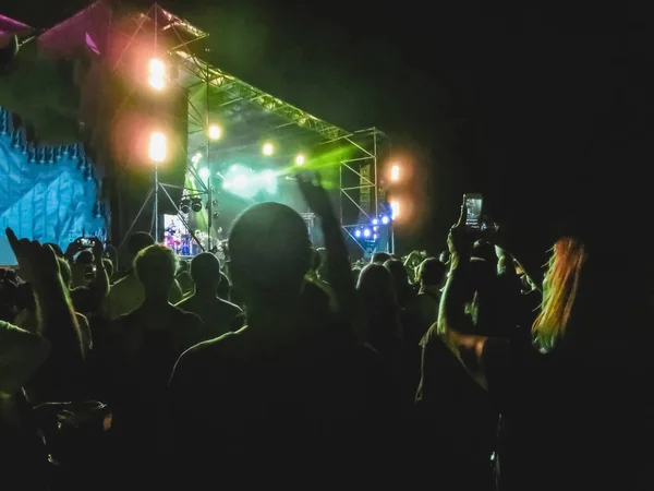 Tömeg, figyelemfelkeltő kezüket, és élvezi a nagy fesztivál fél vagy koncert. — Stock Fotó