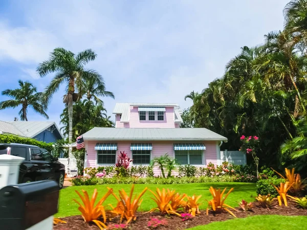 Casa típica de Florida en el campo con palmeras, plantas tropicales y flores — Foto de Stock