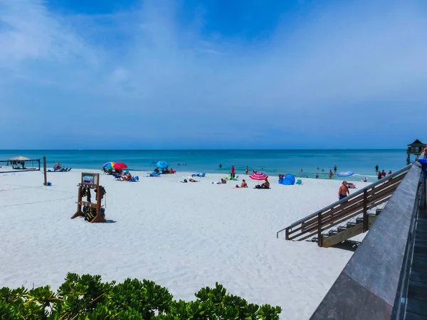 Napoli, USA - 8 maggio 2018: Turisti che si godono la spiaggia di Vanderbilt a Napoli, Florida . — Foto Stock