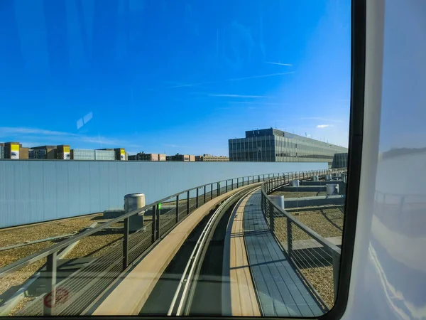 Frankfurt, Alemania - 28 de abril de 2018: Skyline tren en su ruta, el servicio de transporte automático gratuito en el aeropuerto de Frankfurt — Foto de Stock